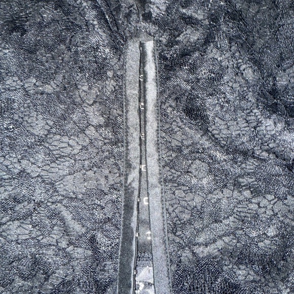 Women’s Urisme Black Lace Blouse w/Clasps and Bell Sleeves
Size Small - Picture 4 of 11